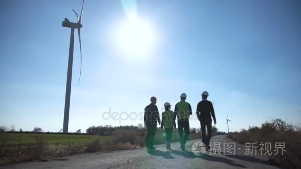 在风电场中行走的工程师小组视频