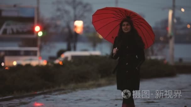 妇女在红色伞下行走