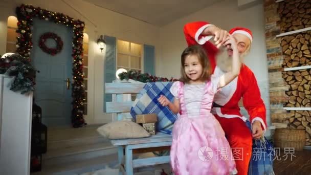 婆娑的小女孩和欢快的圣诞老人视频