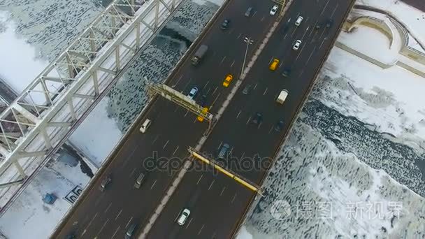 一座繁忙的公路桥上的山顶景观