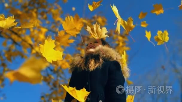 黄色的叶子落在小女孩身上视频