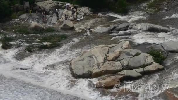 山大山瀑布及喷淋盖石视频