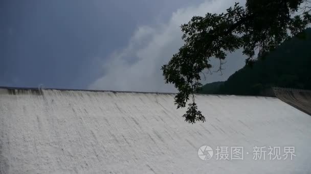 山大山大坝山洪喷发视频