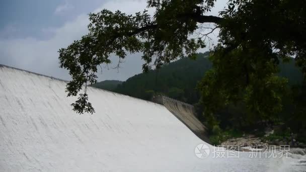 山大山大坝山洪喷发视频