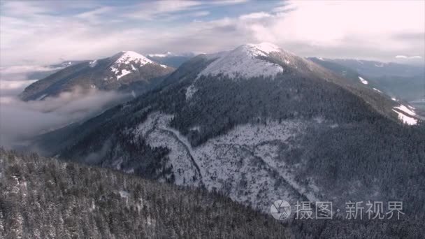 在旷野的高山上飞翔视频