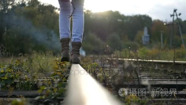 在铁路平衡走的妇女视频