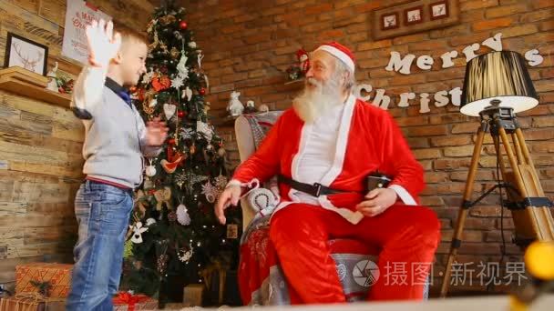 瑞士孩子得到圣诞梦想礼物视频