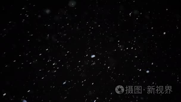 雪粒子从夜空坠落视频