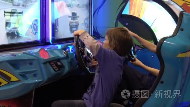 男孩玩汽车模拟器视频街机游戏视频