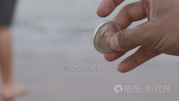 海滨背景下的芒银比特手藏品视频