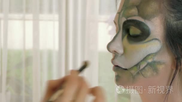 化妆师在工作中应用万圣节化妆视频