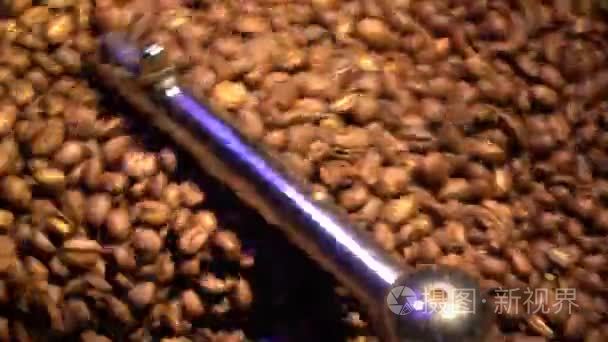 褐色咖啡豆在油炸过程中混合视频