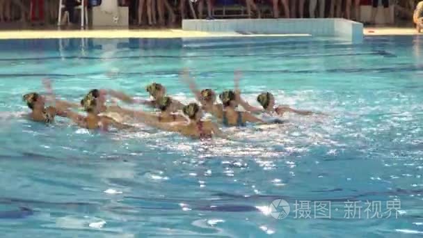 女子花样游泳运动员的绩效视频