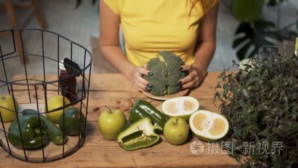 女孩展示新鲜花椰菜