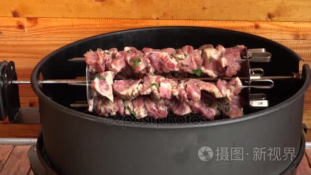 香羊肉串烤肉串串烤串在气体烧烤