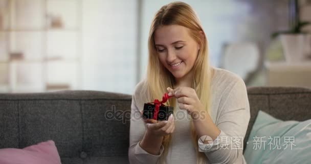 美丽的女孩打开礼物盒视频