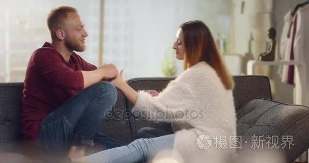 快乐的夫妇在家里的沙发上视频