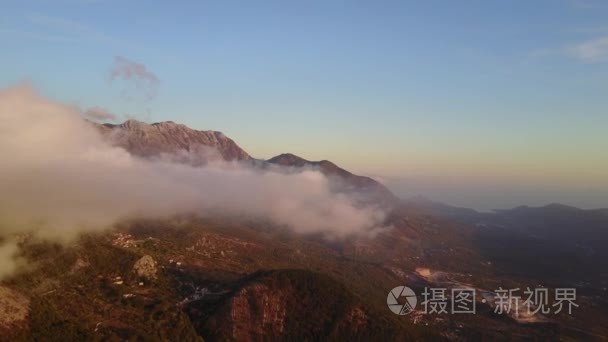 照相机在山中移动穿过云层。梦幻般的日出  在落基山脉顶上  进入薄雾谷