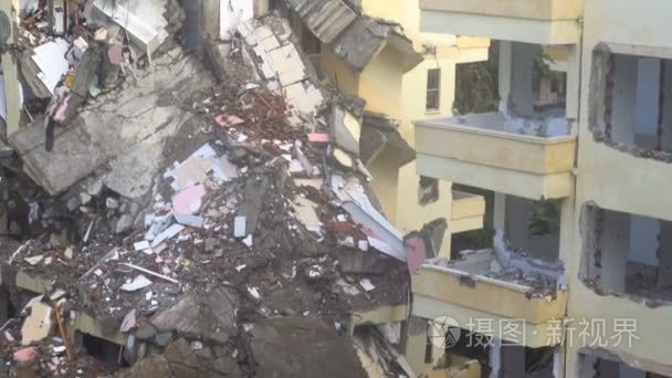 旧建筑与重型机械的破坏过程视频