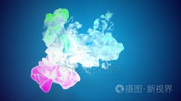 动画的彩色3d 流动的墨水注入水中的慢动作在蓝色背景。冷色调的墨水是彩虹渐变与背光。用作 luma 遮罩上的墨迹效果作为 alp