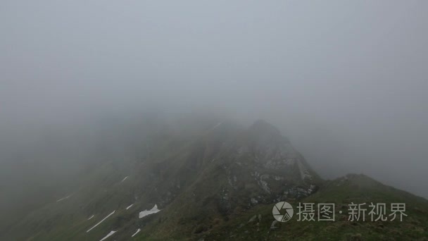 山峰的雾在移动视频