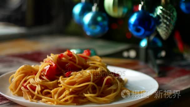 桌上有热面食新年前夕晚餐视频