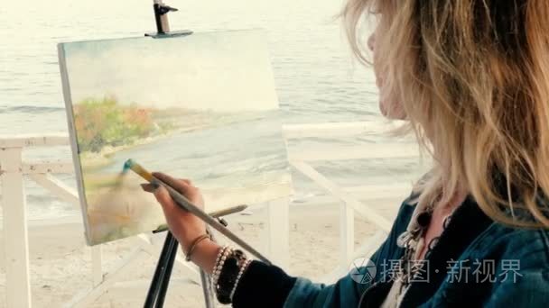 女性艺术家户外海景画视频