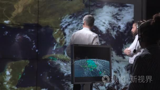 研究人员跟踪飓风监测