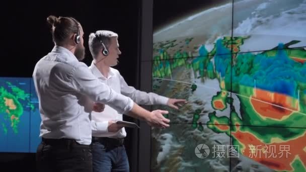 科学家在上追踪飓风视频