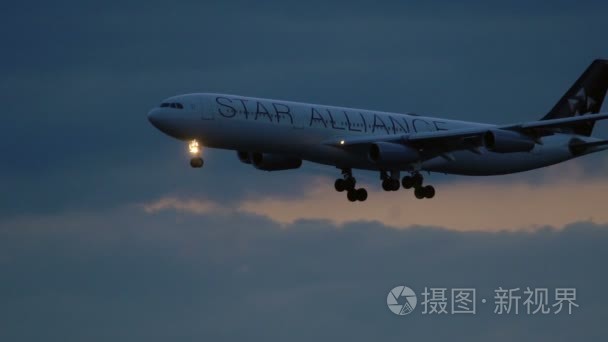 空客 A340 清晨逼近