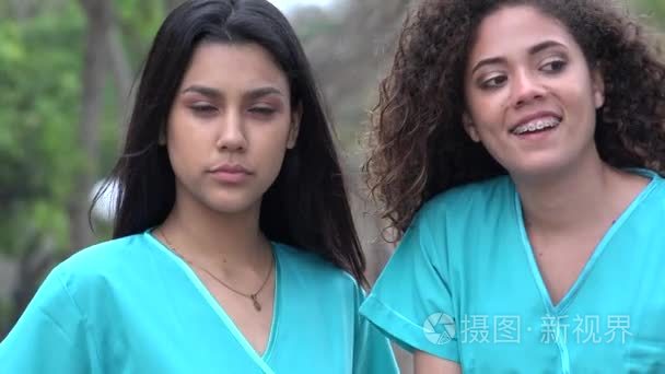年轻女护士或医科学生视频