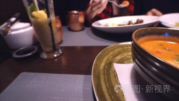 泰国餐厅麻辣汤与辣椒的特写图