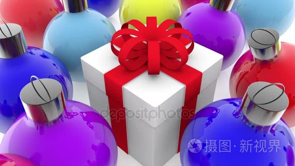 圣诞装饰品行之间的礼品盒视频