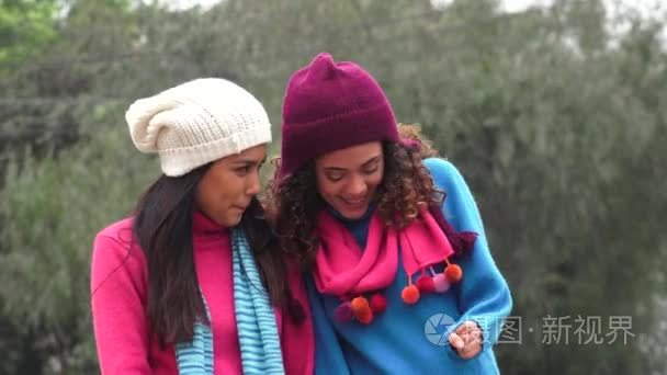 拉丁女孩穿着毛衣在寒冷的乐趣视频