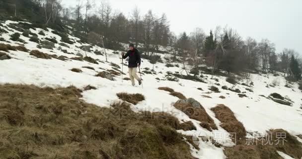徒步旅行者背着背包走在雪地小路上。真正的背包人成人徒步旅行或在秋季或冬季野外远足自然, 恶劣的大雾天气. 4 k 视频视频