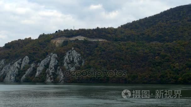 在多瑙河三峡的秋天视频