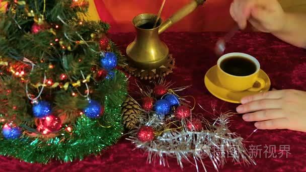 圣诞节前夕饮用天然咖啡的妇女视频