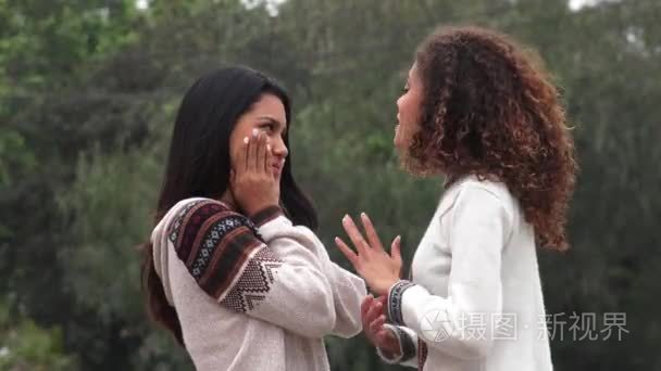 女性拉美裔少女的朋友交谈视频