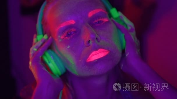 妇女用紫外线萤光化妆视频