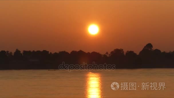 时间流逝的片段上升的太阳的全景在河。关闭视图