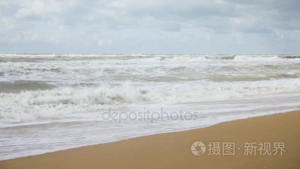 明亮的天空下沙滩上的暴风雨视频