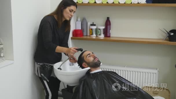 女理发师洗男人头视频