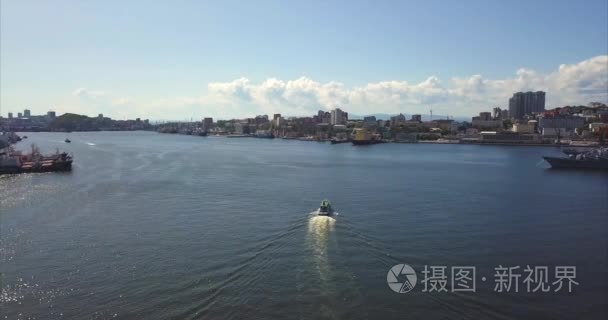 鸟瞰的摩托艇沿金角湾航行。海参崴 俄罗斯视频