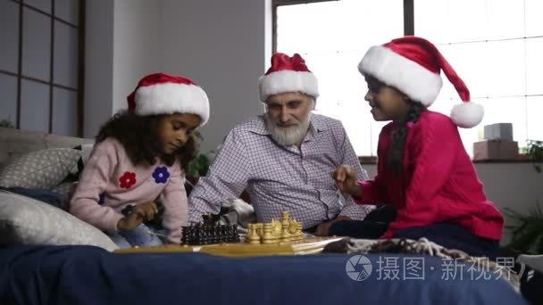两个混血姐妹在圣诞节前夕下棋视频
