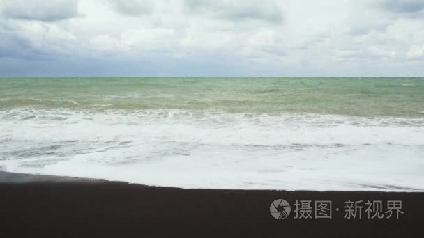 海浪在陷入困境的海面上崩塌视频