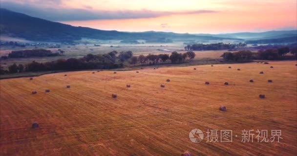 向后飞行  空中视野的田野与干草栈。乡村风光。俄罗斯