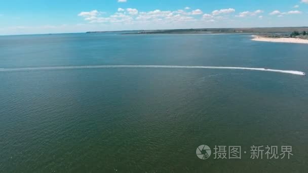 滑行车象疯狂在海空中鸟瞰视频