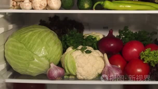 开放式冰箱货架上的蔬菜视频