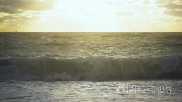 阳光照亮海岸波浪慢动作