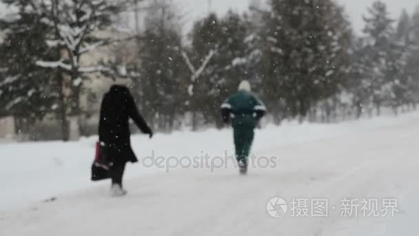 男性赛跑者跑冬天马拉松  冬天降雪